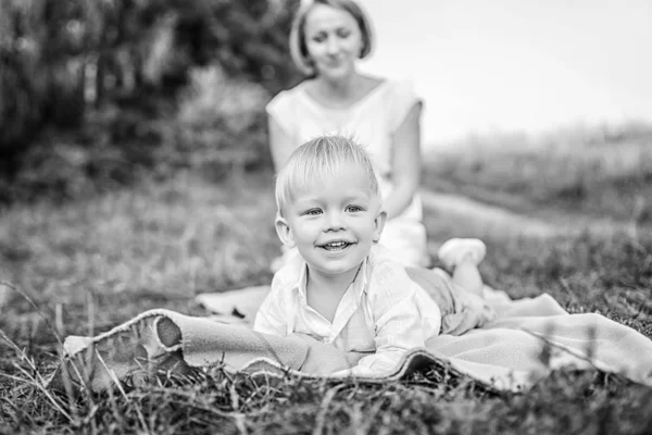 Mãe Com Seu Filho Pequeno Divertindo Livre — Fotografia de Stock