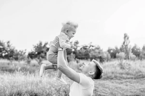 Pai Com Seu Filhinho Divertindo Livre — Fotografia de Stock