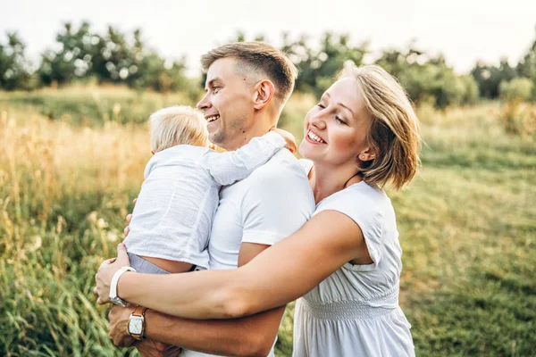 Mladými Krásnými Rodina Malým Synem Zábava Venku — Stock fotografie