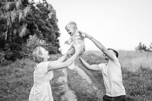 Jonge Mooie Familie Met Zoontje Plezier Buitenshuis — Stockfoto