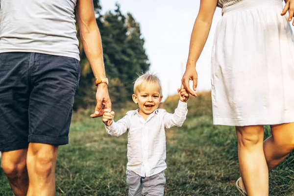 Jovem Família Bonita Com Pequeno Filho Divertindo Livre — Fotografia de Stock