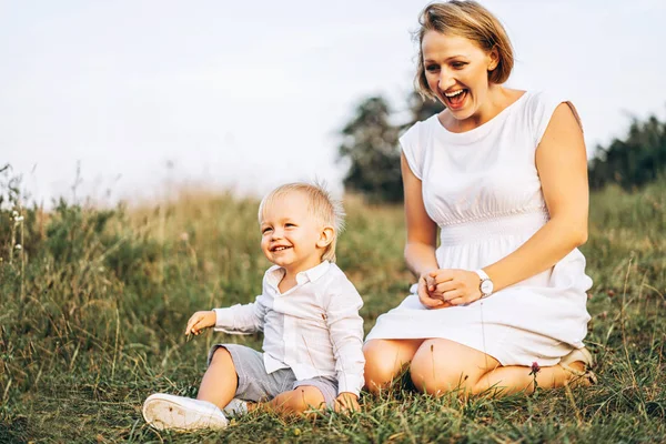 Mãe Com Seu Filho Pequeno Divertindo Livre — Fotografia de Stock