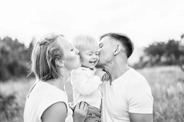 Junge Hübsche Familie Mit Kleinem Sohn Hat Spaß Freien — Stockfoto