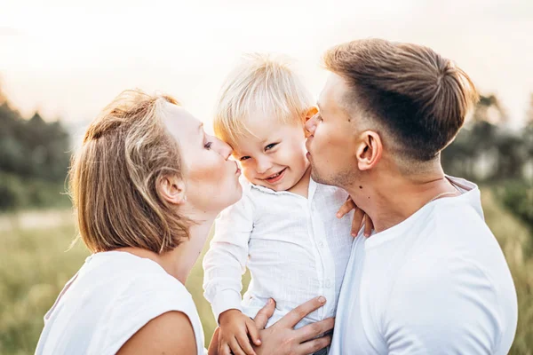 Jovem Família Bonita Com Pequeno Filho Divertindo Livre — Fotografia de Stock