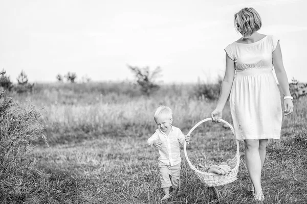 Moeder Met Kleine Zoon Picknick Buiten — Stockfoto