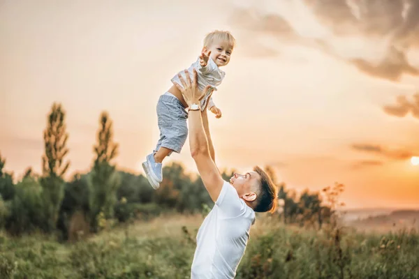 Pai Com Seu Filho Divertindo Livre — Fotografia de Stock