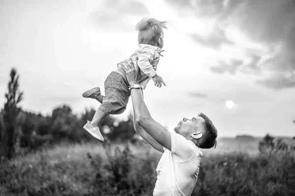 Padre Con Pequeño Hijo Divirtiéndose Aire Libre — Foto de Stock