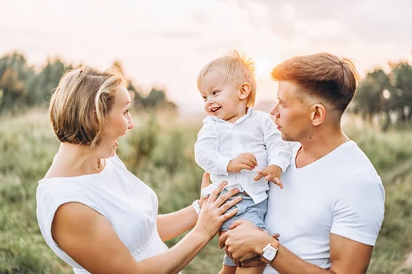 Jeune Jolie Famille Avec Petit Fils Amuser Plein Air — Photo