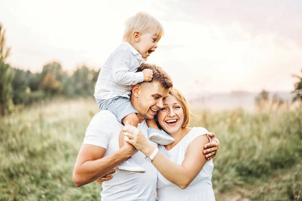 Jeune Jolie Famille Avec Petit Fils Amuser Plein Air — Photo