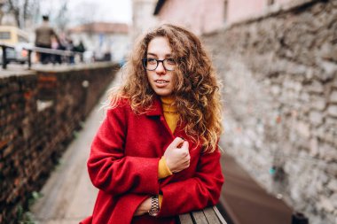 Kıvırcık saçları açık yürüme ile güzel kız