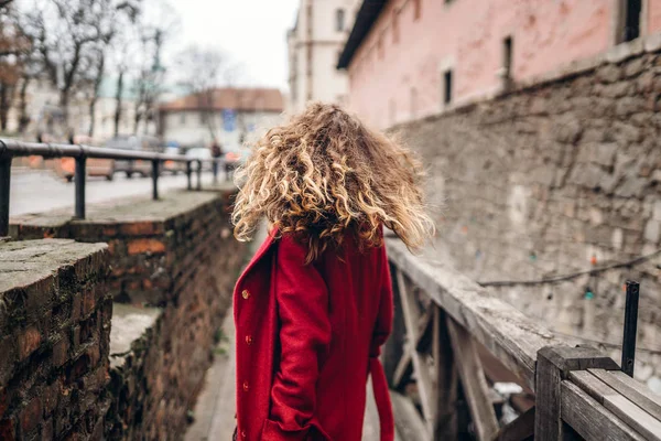 Pretty Girl Curly Hair Walking Outdoor — Stock Photo, Image