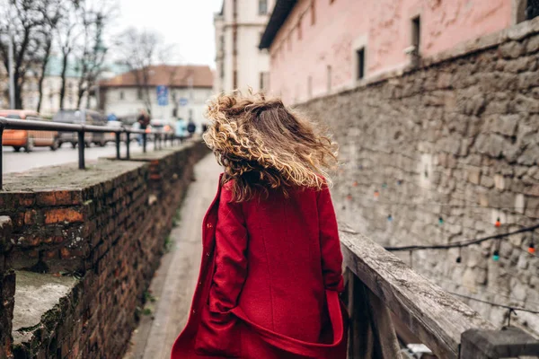 きれいな女の子カーリーヘアは屋外歩行が — ストック写真