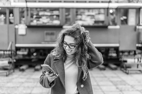 Chica Bonita Con Pelo Rizado Usando Teléfono Aire Libre — Foto de Stock