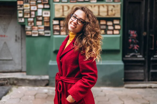 Jolie Fille Aux Cheveux Bouclés Marchant Plein Air — Photo