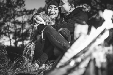 Oldukça genç çift rahatlatıcı zaman akşam, ormandaki şenlik ateşi yakın