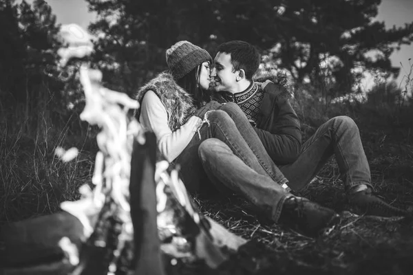 Muito Jovem Casal Relaxante Perto Fogueira Floresta Noite — Fotografia de Stock