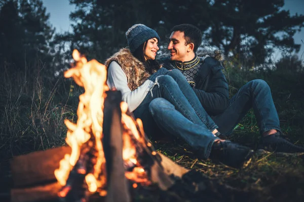 Jolie Jeune Couple Relaxant Près Feu Joie Dans Forêt Heure — Photo