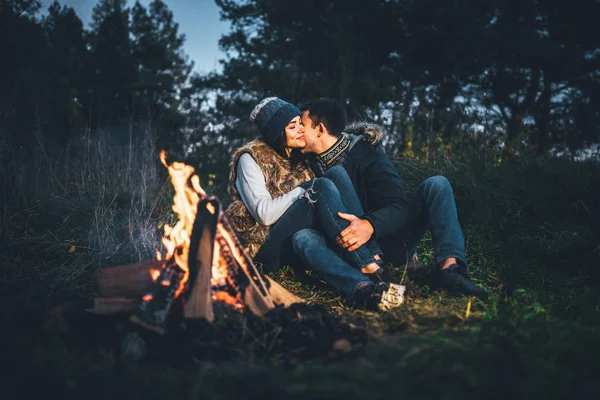 Muito Jovem Casal Relaxante Perto Fogueira Floresta Noite — Fotografia de Stock