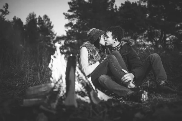 Muito Jovem Casal Relaxante Perto Fogueira Floresta Noite — Fotografia de Stock