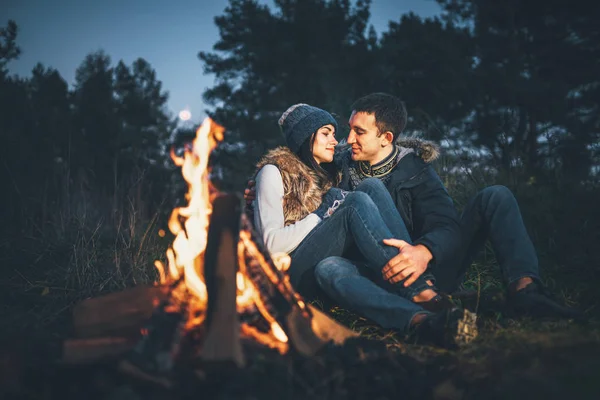 Muito Jovem Casal Relaxante Perto Fogueira Floresta Noite — Fotografia de Stock