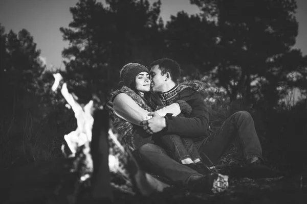 Muito Jovem Casal Relaxante Perto Fogueira Floresta Noite — Fotografia de Stock