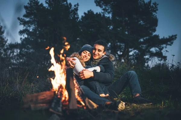 Jolie Jeune Couple Relaxant Près Feu Joie Dans Forêt Heure — Photo