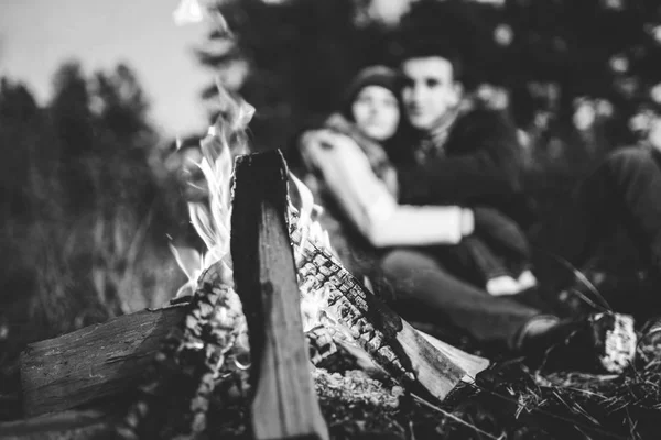 Muito Jovem Casal Relaxante Perto Fogueira Floresta Noite — Fotografia de Stock