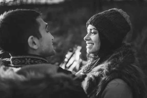 Muito Jovem Casal Relaxante Perto Fogueira Floresta Noite — Fotografia de Stock