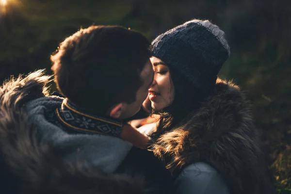 Jolie Jeune Couple Relaxant Près Feu Joie Dans Forêt Heure — Photo