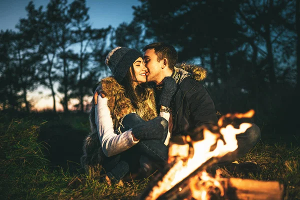 Jolie Jeune Couple Relaxant Près Feu Joie Dans Forêt Heure — Photo