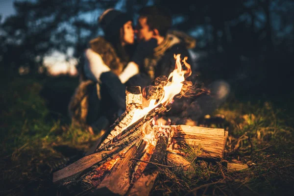 Bonita Pareja Joven Que Relaja Cerca Hoguera Bosque Por Noche — Foto de Stock