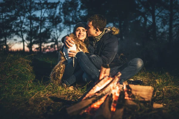 Muito Jovem Casal Relaxante Perto Fogueira Floresta Noite — Fotografia de Stock