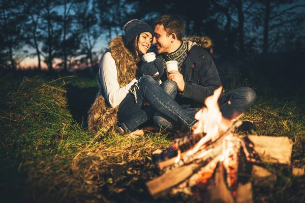 Bastante Joven Pareja Bebiendo Bebida Caliente Bosque Cerca Hoguera — Foto de Stock