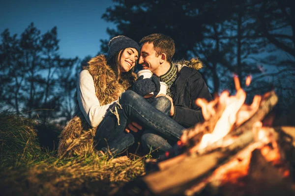 Jolie Jeune Couple Buvant Une Boisson Chaude Dans Forêt Près — Photo