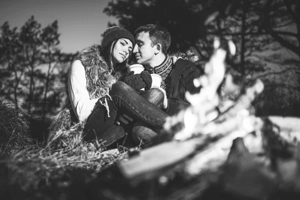 Muito Jovem Casal Bebendo Bebida Quente Floresta Perto Fogueira — Fotografia de Stock