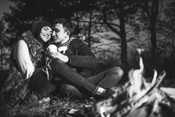 Muito Jovem Casal Bebendo Bebida Quente Floresta Perto Fogueira — Fotografia de Stock