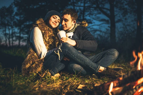 Bella Giovane Coppia Che Beve Bevanda Calda Nella Foresta Vicino — Foto Stock