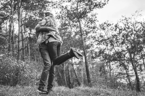 Jolie Jeune Couple Marchant Ensemble Dans Forêt — Photo