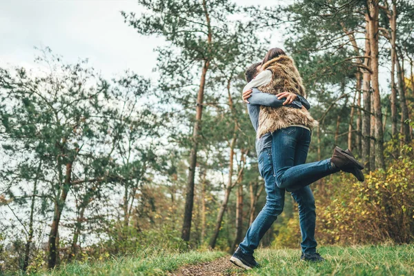 Mooie Jonge Paar Samen Wandelen Het Woud — Stockfoto