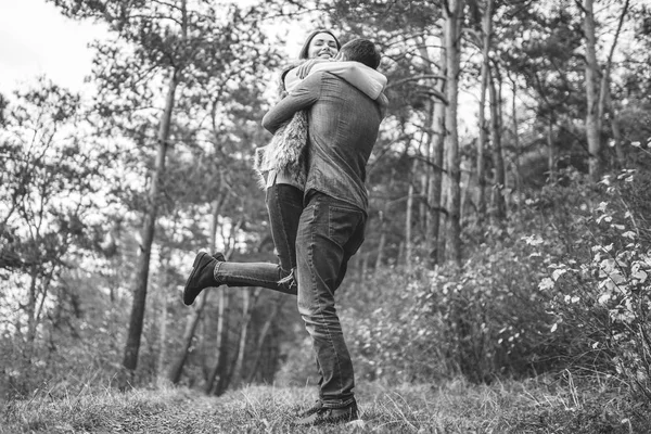 かなり若いカップルが一緒に森の中を歩く — ストック写真