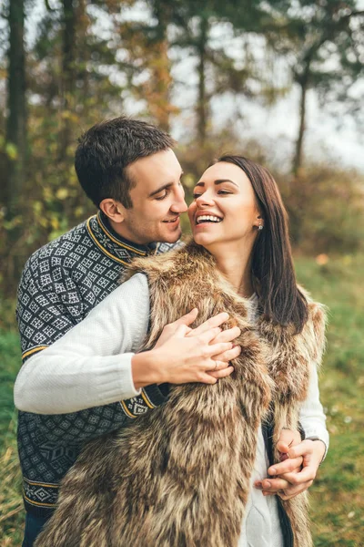 Jolie Jeune Couple Marchant Ensemble Dans Forêt — Photo