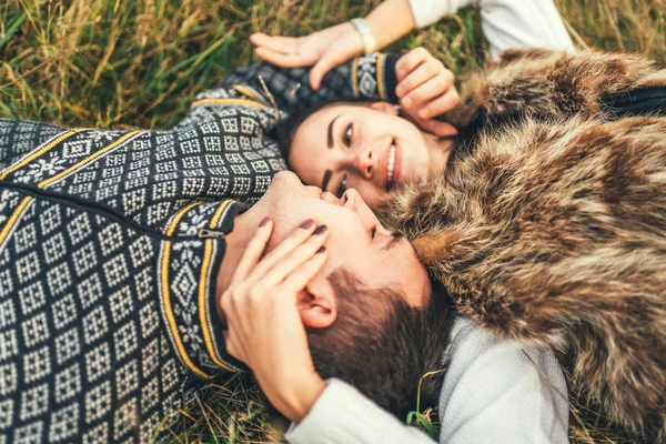 Vista Para Cima Casal Bonito Deitado Grama — Fotografia de Stock