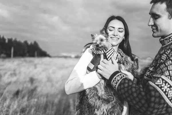 Bella Coppia Con Piccolo Yorkshire Terrier Piedi Nella Foresta — Foto Stock