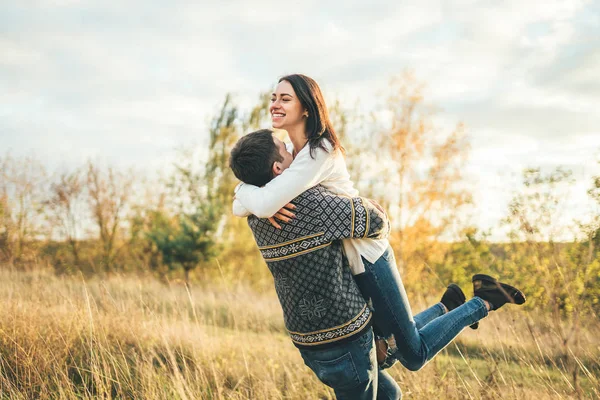 Šťastný Pár Lásce Relaxaci Poli — Stock fotografie