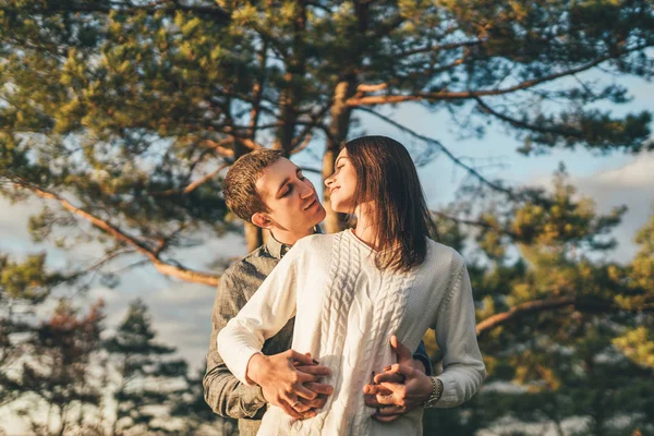 Jolie Jeune Couple Marchant Ensemble Dans Forêt — Photo