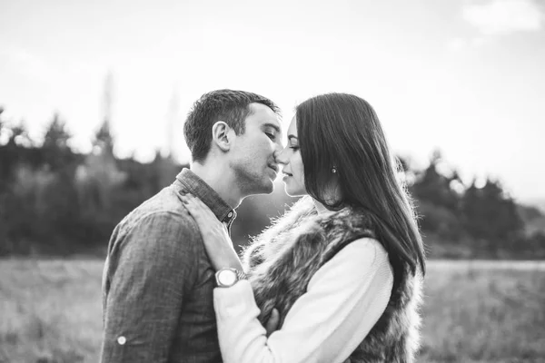 Gelukkige Paar Liefde Ontspannen Het Veld — Stockfoto