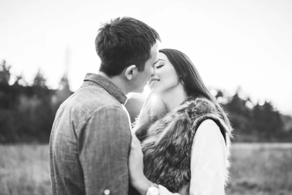 Casal Feliz Amor Relaxando Campo — Fotografia de Stock