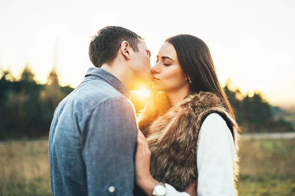 Happy Couple Love Relaxing Field — Stock Photo, Image