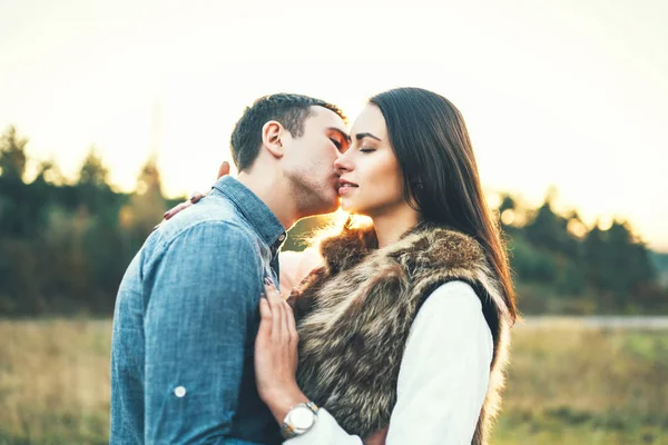 Casal Feliz Amor Relaxando Campo — Fotografia de Stock