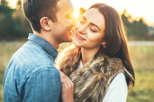 Casal Feliz Amor Relaxando Campo — Fotografia de Stock